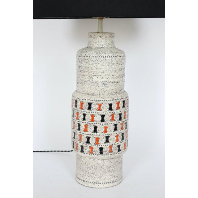 Ceramic 1950s Tall Aldo Londi for Bitossi Off White Pottery Table Lamp With Orange & Black For Sale - Image 7 of 13