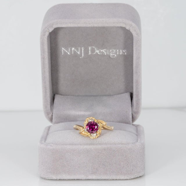 Modern 1.1Ct Purple Garnet Estate Ring With Natural Diamond: Solid 14k Gold, Size 6.75 For Sale - Image 3 of 9
