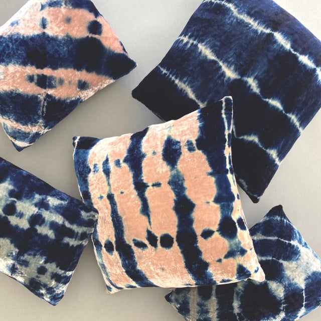 Abstract Rousseau Hand Dyed Silk Velvet Pillow, Silver Gray & Indigo Blue Halo Abstract Pattern For Sale - Image 3 of 5