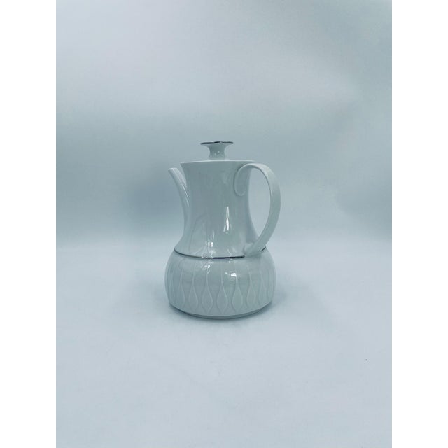 Porcelain Lanzette Teapot by Tapio Wirkkala for Thomas, 1965 For Sale - Image 3 of 12
