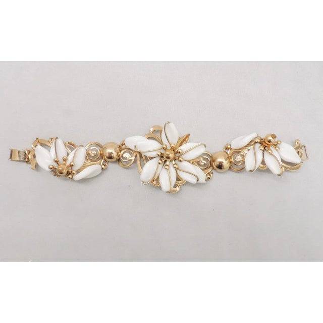 Vintage 1950s Signed Napier White Resin Flowers Bracelet For Sale - Image 9 of 9