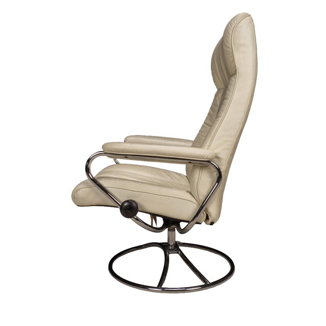 Cream 1990s Ekornes Stressless Recliner Chair Cream Leather Chrome Base Medium Norway For Sale - Image 8 of 16