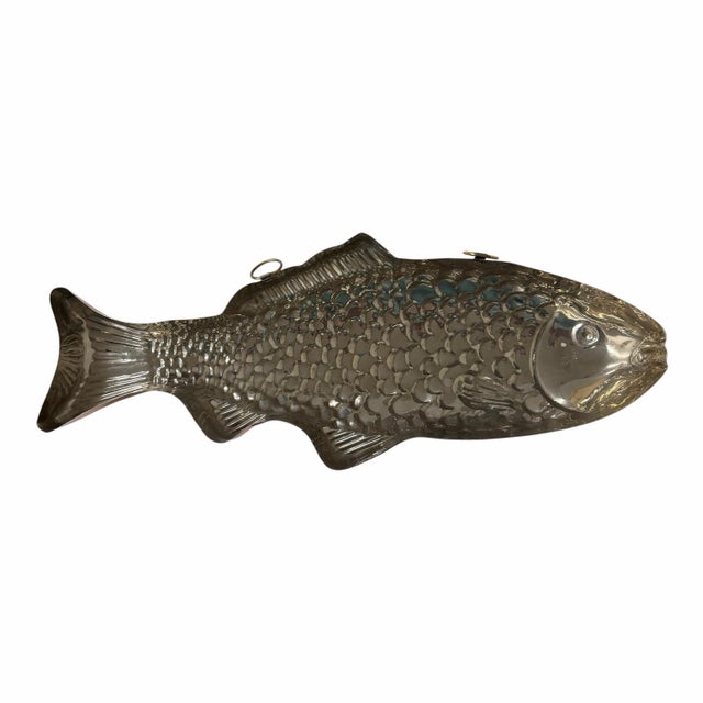 Vintage copper fish food mold. Two attached hangers for easy wall hanging. Measures 18” w x 2.75” d x 7” h. No tarnish....