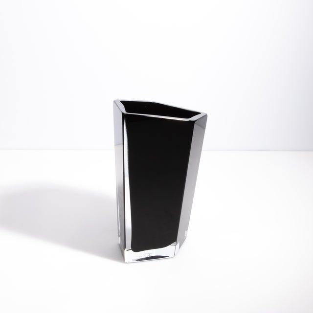 Introducing an exquisite piece of Murano glass artistry, this onyx black vase is a stunning example of contemporary...