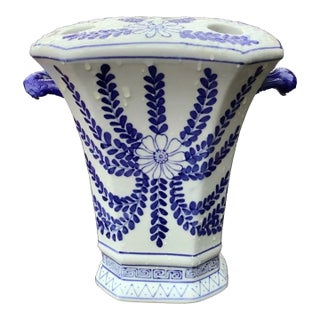 Vintage 1990s Blue and White Asian Chinoiserie Ceramic Porcelain Tulipere Flower Vase For Sale