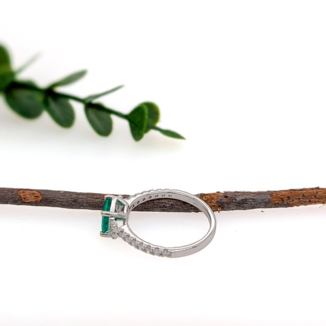 Colombian Emerald Ring With Diamond Accents: 14k Solid Gold, Asscher Cut 6mm, Size 6.75 For Sale In Columbus - Image 6 of 6