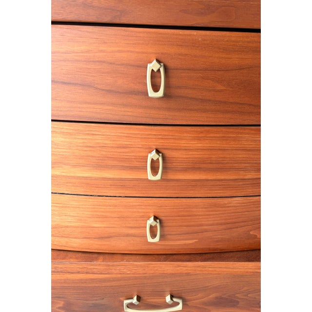 Mid-Century Modern Vintage Bassett Dresser For Sale - Image 3 of 7