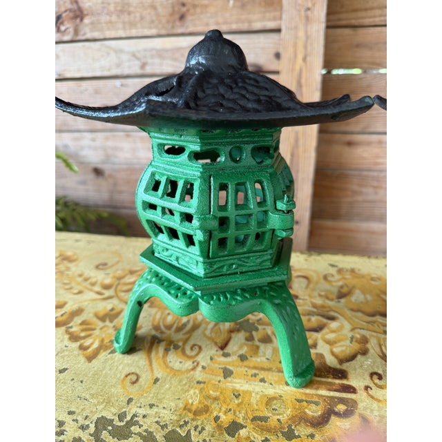 Pair of Vintage Regency Painted Cast Iron Pagoda Garden Lanterns For Sale - Image 10 of 12