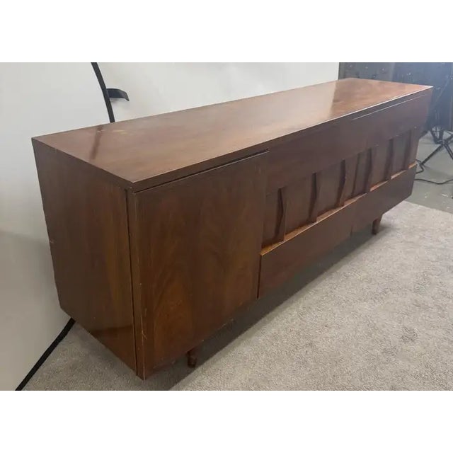 Mid-Century Modern Mid-Century Modern American of Martinsville Walnut 9-Drawer Dresser or Credenza For Sale - Image 3 of 18