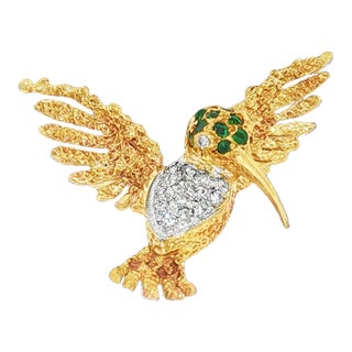 Mid-Century 18k Yellow Gold Emerald and Diamond Hummingbird Pin For Sale