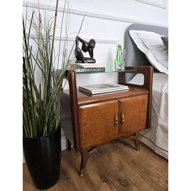 Very elegant and refined Italian 1950s Mid-Century Modern design, pair of bedside tables with double front door, glass top...