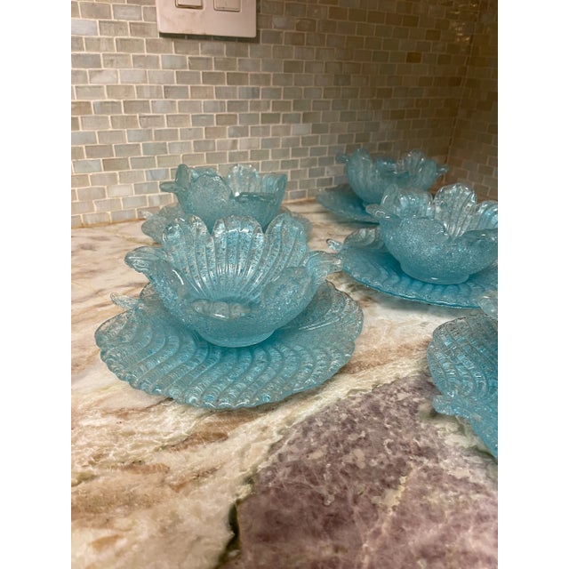 Mid-Century Modern 1950s Murano Attributed Fratelli Toso Overshot Glass Blue Bowl With Leaf Shaped Underplates- 12 Pieces For Sale - Image 3 of 10