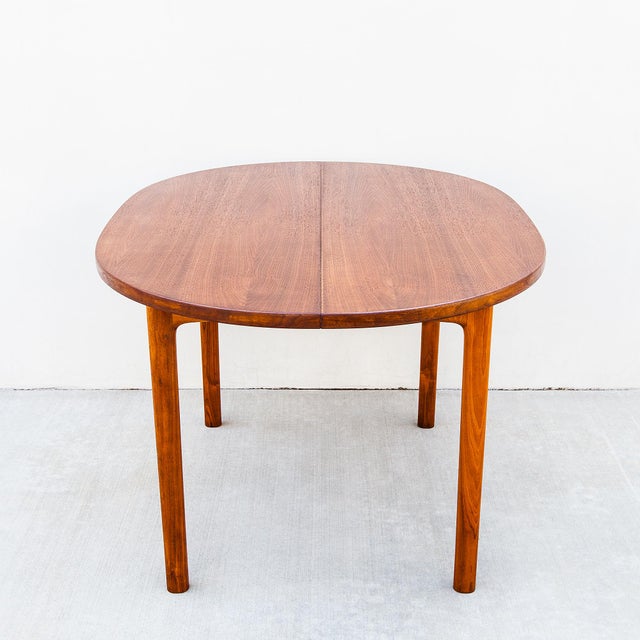 1960s Restored Mid Century Modern Expandable Walnut Dining Table by Dux For Sale - Image 9 of 15