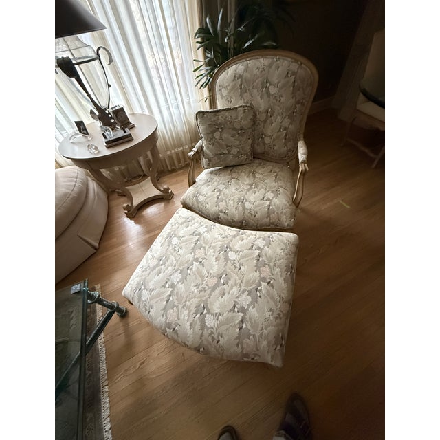 Traditional Nancy Corzine Bergère Lounge Chair & Ottoman in Donghia Fabric – Excellent Condition For Sale - Image 3 of 5