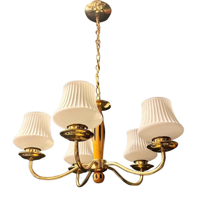 1960s Brass and Wood Midcentury Modern 5-Light Chandelier With Fluted Frosted-Glass Shades For Sale