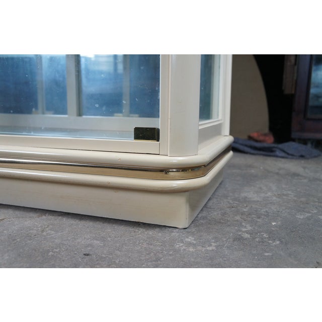 Mid 20th Century Hollywood Regency Off White Illuminated Display Cabinet Console Showcase Curio For Sale - Image 11 of 13