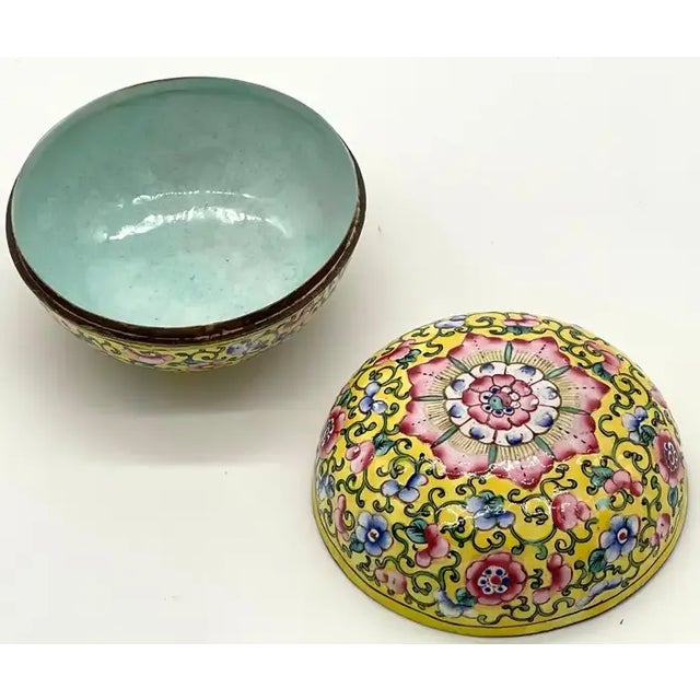 Chinese Mid 20th Century Chinese Export Yellow Floral Beijing Enamel Round Box For Sale - Image 3 of 12