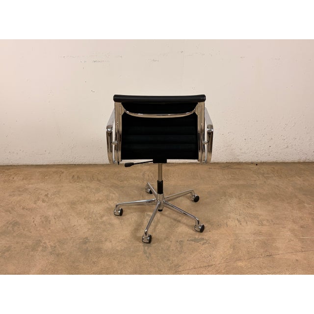 Vitra EA 117 Aluminium Chair by Charles & Ray Eames for Vitra For Sale - Image 4 of 8