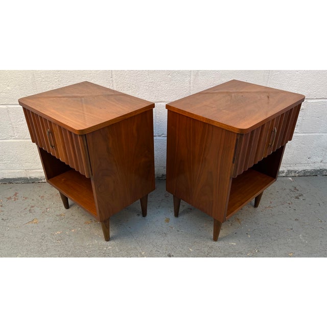 Mid 20th Century Mid-Century Modern Walnut & Brass Nightstands Attributed to Young Manufacturing For Sale - Image 5 of 18