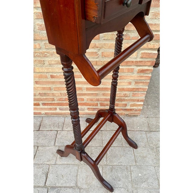 This elegant Spanish gentleman’s valet stand dates from the early 20th century and is crafted in solid walnut. The piece...