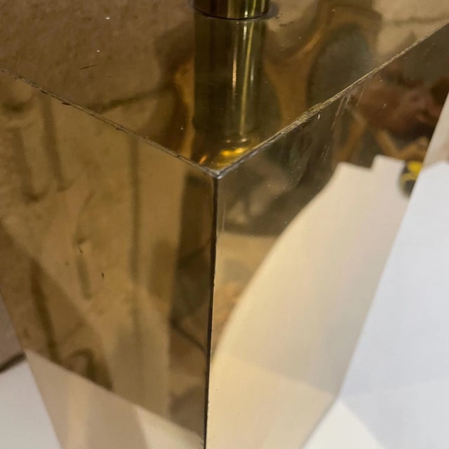 For your consideration, mid-century modern table lamp in brass with rectangular shapes. Unmarked. Tested and working....