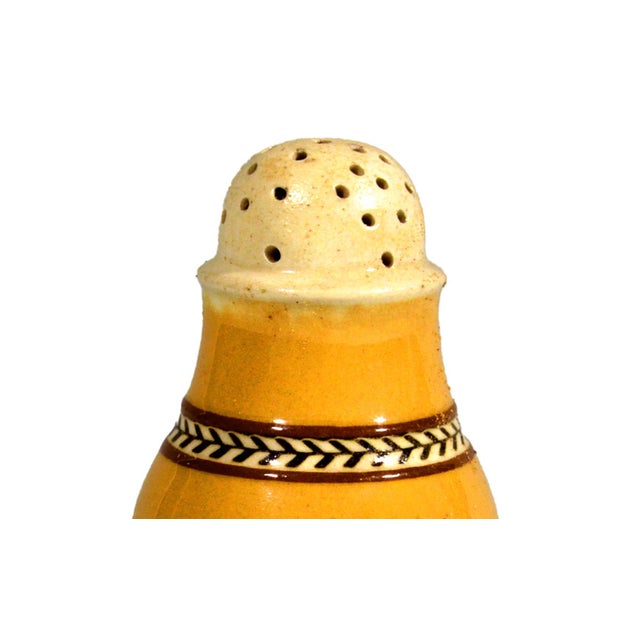 1810s English Mocha Dipped Ware Pepper Pot, Ochre Slip, Herringbone Band, Regency For Sale - Image 4 of 6