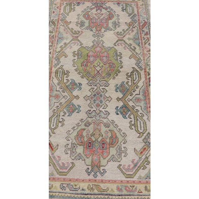 White Layered Medallion Vintage Turkish Area Rug Oushak 2'10"x5'8" For Sale - Image 8 of 10