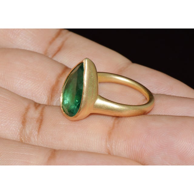 Gia Certified 5.25ct Natural Emerald Sculptural Bezel Solid 18k Gold Ring, Size 5.25 For Sale - Image 10 of 16