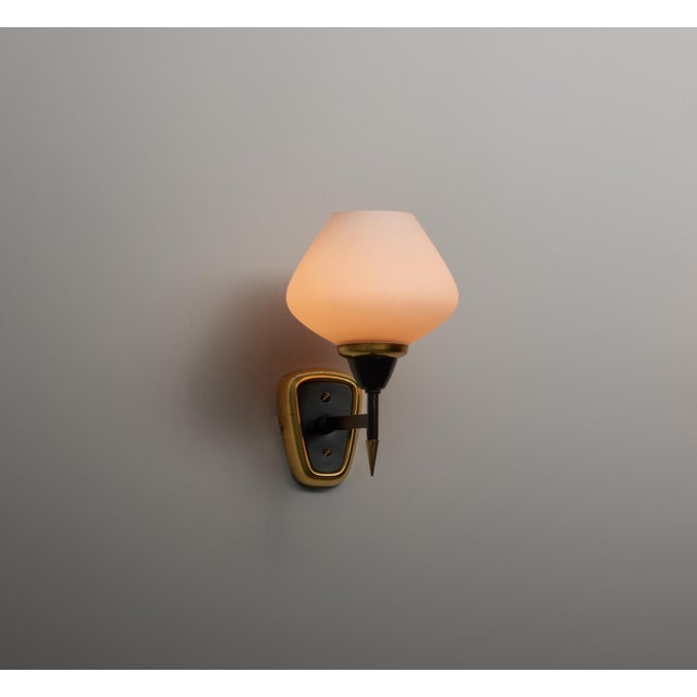 1950s Mid-Century Modern Italian Wall Sconce in Brass and Opaline Glass, 1950s For Sale - Image 5 of 7