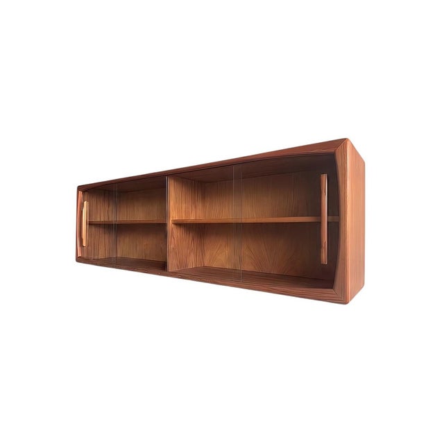 Elegant and timeless teak display cabinet by danish h.p. Hansen for randers møbelindustri. A beautiful piece of furniture...