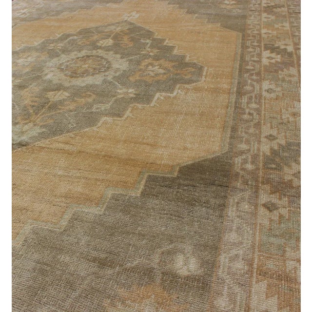 Textile Muted Mid-20th Century Vintage Oushak Rug With Medallion in Camel 5'5 X 9'4 For Sale - Image 7 of 8
