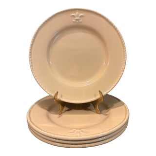 Late 20th Century Fleur-De-Lis Dinner Plates With Braided Rope Border From Bordallo Pinheiro - Set of Four For Sale