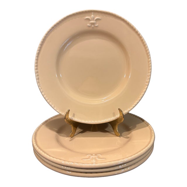 Late 20th Century Fleur-De-Lis Dinner Plates With Braided Rope Border From Bordallo Pinheiro - Set of Four For Sale