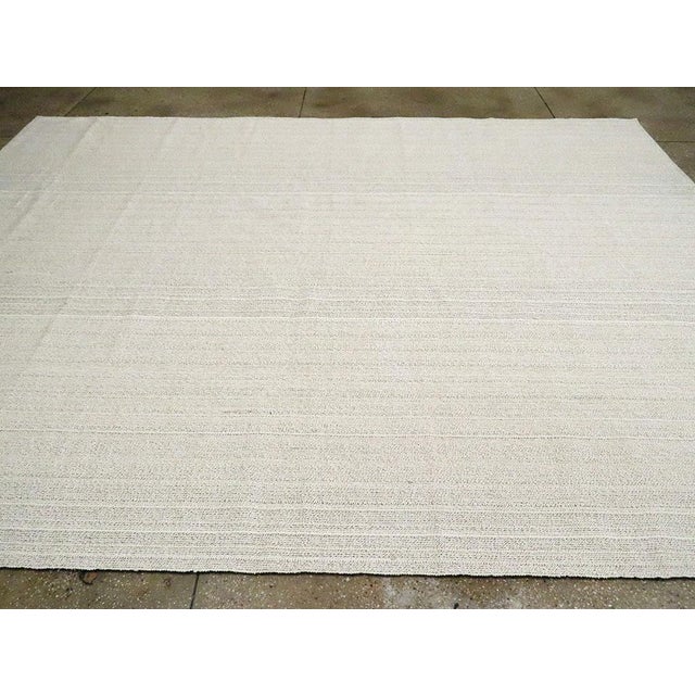 Galerie Shabab Collection Mid-20th Century Handmade Turkish Flat-Weave Kilim Room Size Carpet in White For Sale In New York - Image 6 of 10