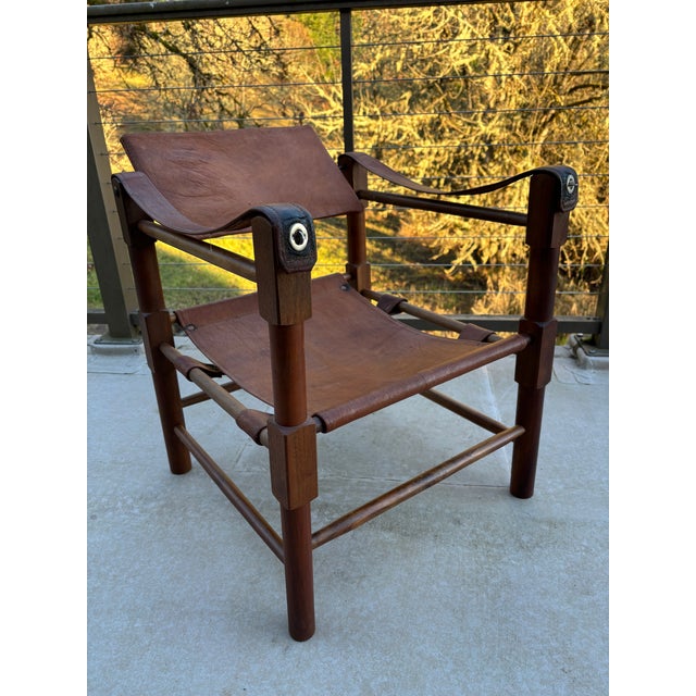 Vintage Safari Chairs Set of 4 – Brown Leather and Wood (1920s) Experience the timeless elegance of the 1920s with this...