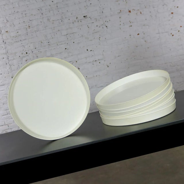 Plastic 1970s Mid Century Modern Trays Round White Plastic Splatter Platters by Sabe’s For Sale - Image 7 of 11