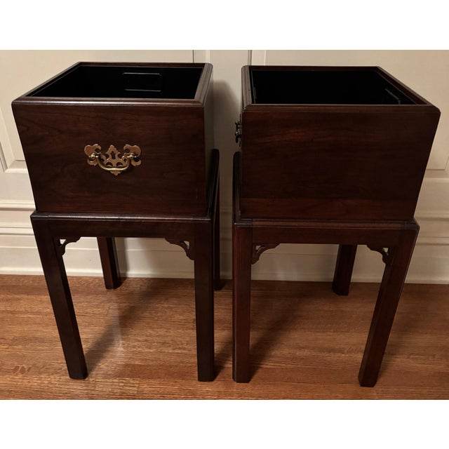 Chippendale 1970s Pair of Ethan Allen Cherry Wood Chippendale Style Jardinières For Sale - Image 3 of 11