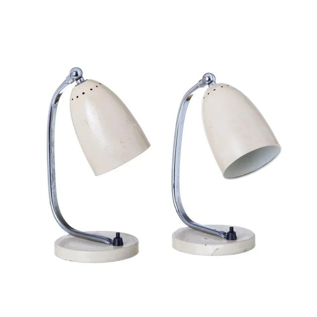 Pair of vintage desk lamps 20th century Europe, in painted and silver metal. Electrified. Dim.: 26 X 15 cm. Original...