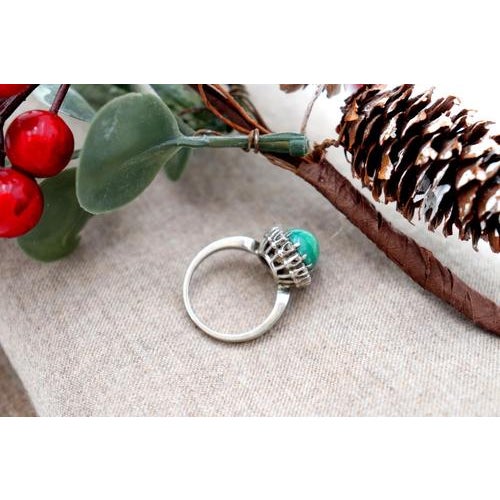 White Gold Ring with Brilliant-Cut Diamonds and Cabochon-Cut Malachite For Sale - Image 6 of 7