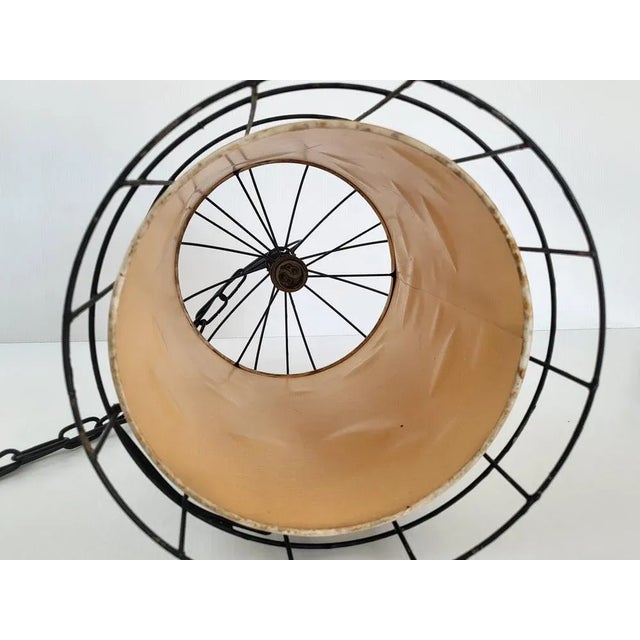 Good general condition, off-day but is little sees and the colors are always very bright. Works (with a B22 type bulb)....