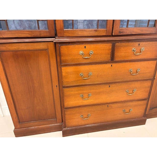 Late 20th Century George III / Chippendale Style Mahogany Breakfront Library Bookcase With Astragal Glazing & Original Lighting For Sale - Image 9 of 12