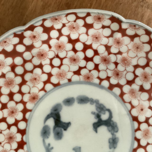 Alabaster Antique Large Imari Scalloped Porcelain Polychrome Plate With Cherry Blossoms Flowers For Sale - Image 8 of 12
