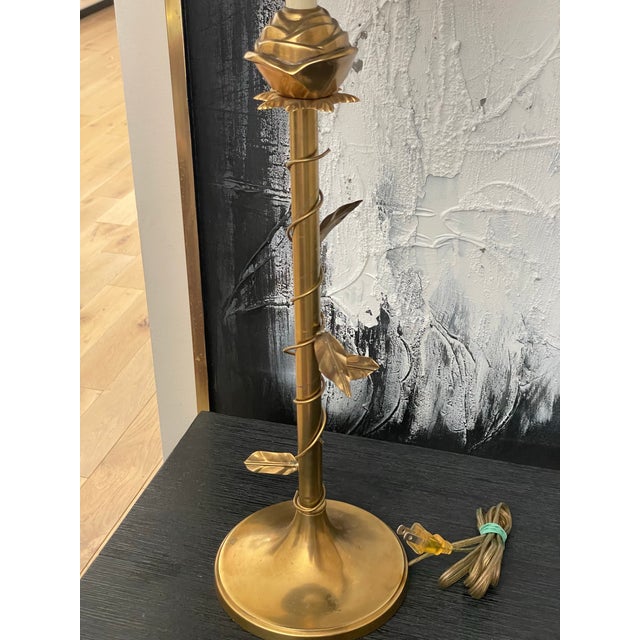 DESCRIPTION Add timeless elegance to any space with this vintage Hollywood Regency table lamp featuring a sculpted brass-...