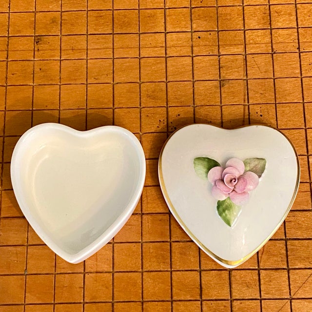 Coalport Porcelain Coalport Porcelain Trinket Heart Box With Rose - Made in England For Sale - Image 4 of 6