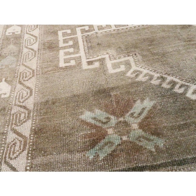 Galerie Shabab Collection Mid-20th Century Turkish Anatolian Rug For Sale In New York - Image 6 of 10