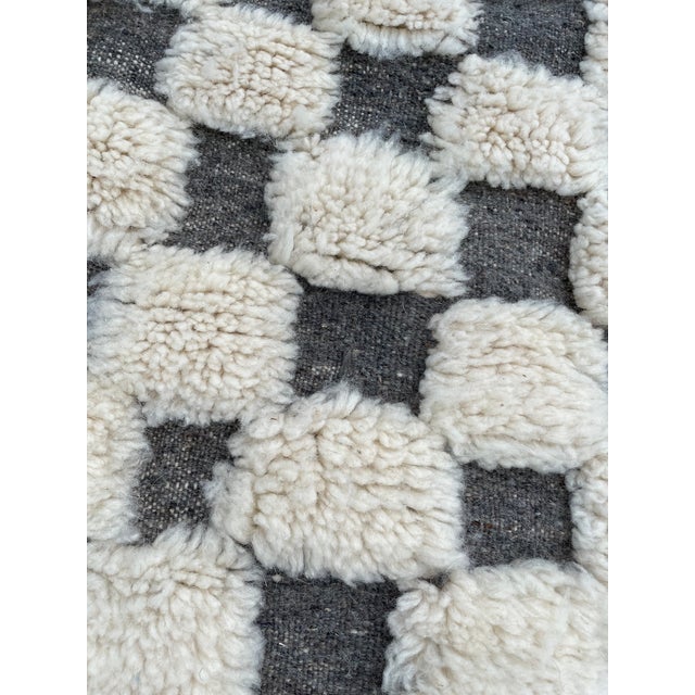 Moroccan Artist 1980s Handmade Moroccan Beni Ouarain Rug For Sale - Image 4 of 12