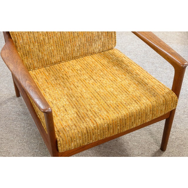 A pair of USA 75 chairs by Folke Ohlssen for Dux. This is a beautiful example of the USA 75 chair, in very good recently...