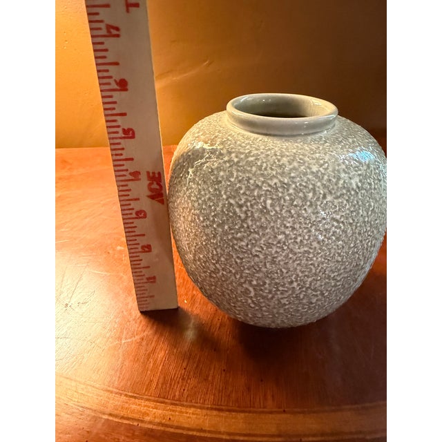 Ceramic Hyalyn VTG Art Pottery Vase #255 Light Grey Speckle Glaze Planter Vase For Sale - Image 7 of 7