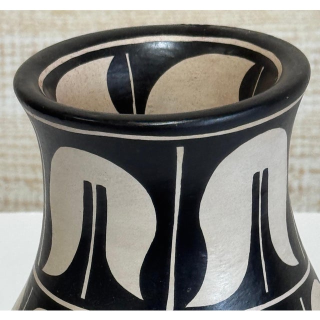 Native American San Domingo (Kewa) Black-on-Cream Pottery Jar by Darrin Aguilar, Circa 1970s For Sale - Image 3 of 9