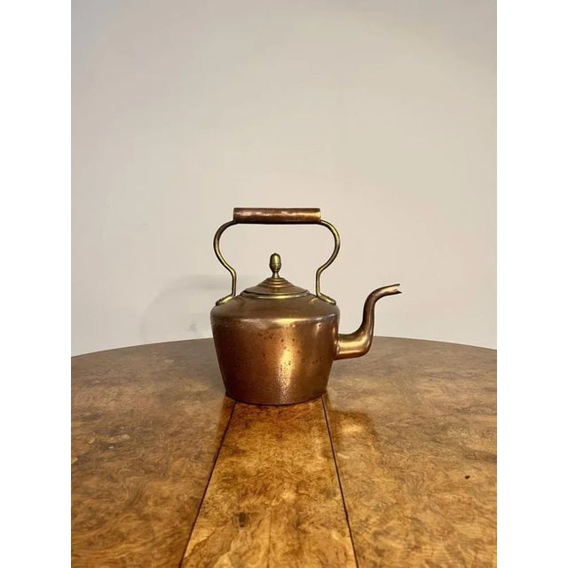 Lovely antique George III copper kettle having a quality copper antique George III kettle with a shaped handle to the top,...